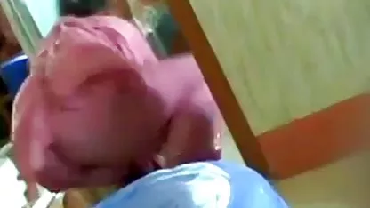 यह बारिश में उसकी सेक्सी फिल्म दिखाइए वीडियो में चूत को मसल देता है