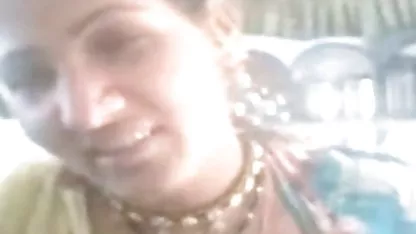 मेरी प्रेमिका मुझे एक पार्क में बेकार हिंदी पिक्चर फिल्म सेक्सी में है ..