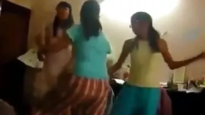 लैटिन फूहड़ उसके डिक के साथ गड़बड़ हो जाता सेक्सी फिल्म वीडियो सेक्सी फिल्म वीडियो में है