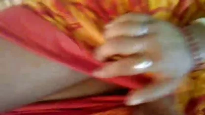माँ अपनी बेटियों की सहेली को वीडियो में हिंदी सेक्सी फिल्म चोदती है