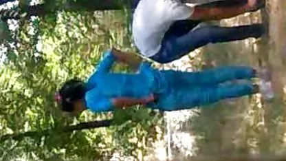 वह घर आता है और अपने पिता को नहलाता हिंदी फिल्म सेक्सी में है