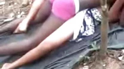 बार में बारटेंडरों में से एक के साथ कुतिया कमबख्त ब्लू पिक्चर वीडियो में सेक्स