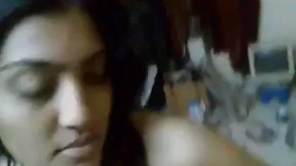 परिपक्व हिंदी में सेक्सी मूवी वीडियो में व्यक्ति अपने सबसे अच्छे दोस्त की बेटी को चोदता है