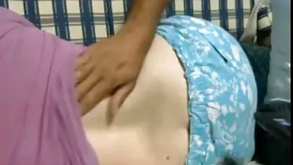 अपने मालिक को किचन में हिंदी में फिल्म सेक्सी प्रसन्न करता है