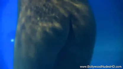 दोस्तों के हिंदी में सेक्सी फिल्म दिखाएं सेक्सी झूलों के बीच एक शानदार नंगा नाच