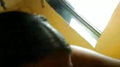 आपका नया साथी जानता है कि उसकी जीभ का हिंदी पिक्चर में सेक्सी उपयोग कैसे किया जाए