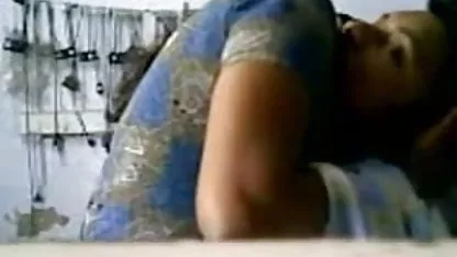 उसकी सास सेक्सी ब्लू फिल्म चाहिए हिंदी में हस्तमैथुन पर जासूसी करती है