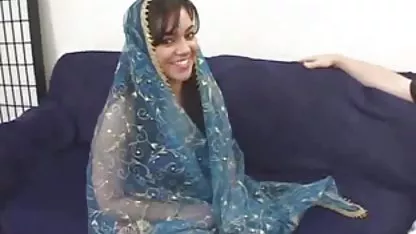 अपनी प्रेमिका को छोड़ने के लिए पैसे स्वीकार करें सेक्सी फिल्म हिंदी मूवी में ।।