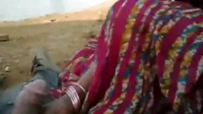 उसकी जवान लड़की हिंदी में सेक्सी बफ फिल्म के साथ रोमांटिक चुदाई