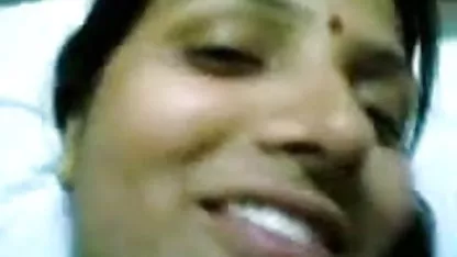 वह सेक्सी फिल्म हिंदी में घर पर अपने पिता के साथ अपनी सौतेली माँ को चोदता है