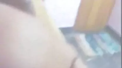पिछले साल के नए साल की पूर्व संध्या को याद करते हिंदी फिल्म वीडियो में सेक्सी हुए
