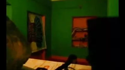 इस हिंदी फिल्म वीडियो में सेक्सी बीस वर्षीय ने दो गज की हिम्मत की