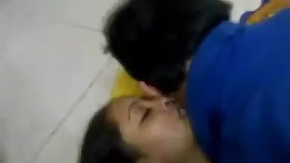 वेट्रेस को बाथरूम में ले जाया जाता है सेक्सी मूवी हिंदी में वीडियो