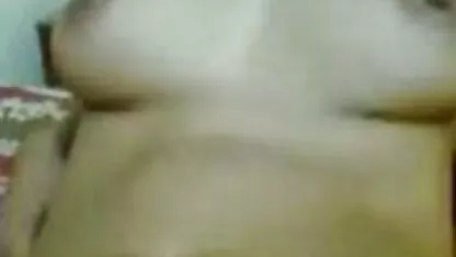 उसने पैंटी वीडियो में सेक्सी फिल्म हिंदी को अपनी चूत के अंदर कर लिया