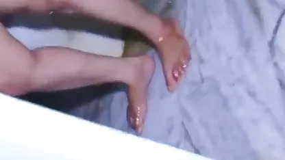 वह रसोई में अपनी माँ की जासूसी करती है, वह कितनी अच्छी सेक्सी मूवी सेक्सी मूवी हिंदी में है!