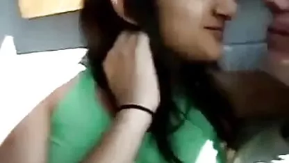 Milf एक जवान ब्लू सेक्सी हिंदी में आदमी द्वारा गड़बड़ हो जाता है
