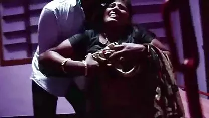 वेबकैम के सामने सेक्सी मूवी हिंदी में अपने डिल्डो की सवारी करें