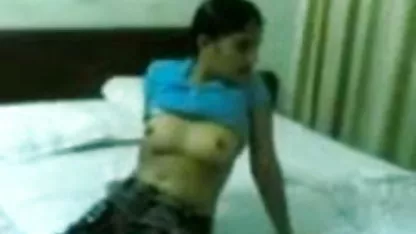 वो ऊब गया और अपनी चूत को चोदने लगा सेक्सी में हिंदी मूवी