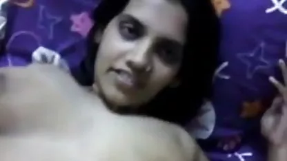 वह मूर्खतापूर्ण लग रहा था हिंदी में सेक्सी फिल्म दिखाएं लेकिन दो दोस्तों को चोदता है