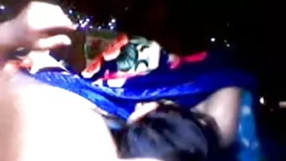 उसे अपने नए स्कूल के शो दिखाएं सेक्सी फिल्म हिंदी में वीडियो में