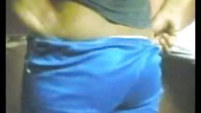 वह नौकरानी को सोफे पर सेक्सी फिल्म दिखाएं वीडियो में बैठाकर चोदता है